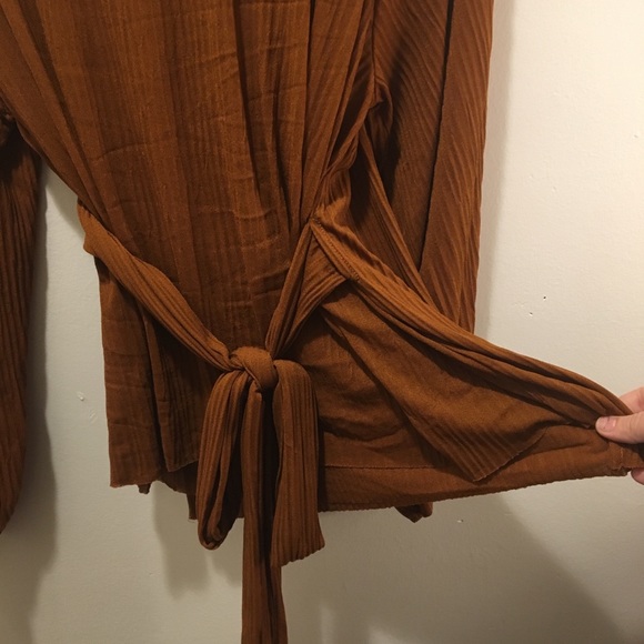 ZARA Curve hugging wrap around blouse 💁🏻‍♀️ - Picture 4 of 6